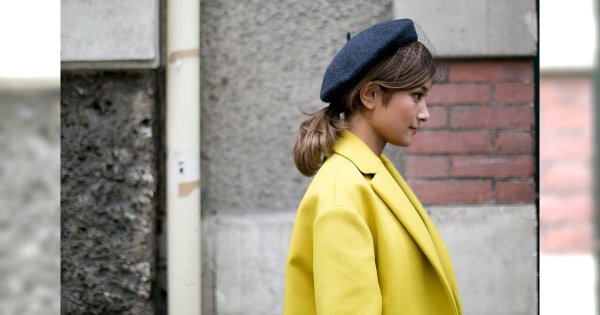 Jak uczesać włosy pod czapkę