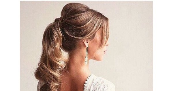 Fryzury z długich blond włosów na świąteczną imprezę w klubie