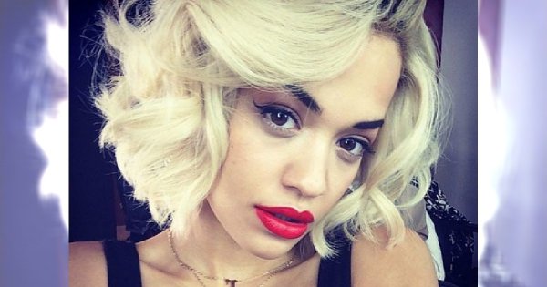 Śliczne fryzury z półdługich blond włosów