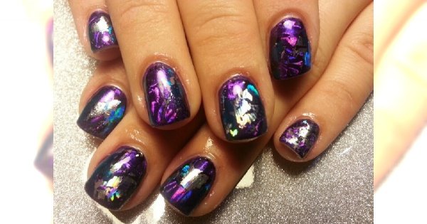 Połyskujące manicure z metaliczną folią transferową. 20 czarujących propozycji
