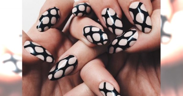 Biało-czarny manicure: klasyka zdobywa wyżyny popularności!