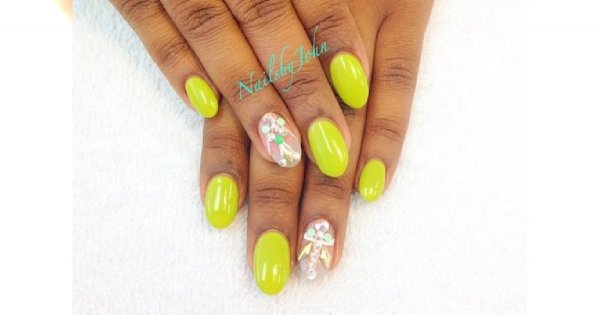 Uroczy manicure idealny na wakacje