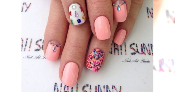 Uroczy manicure dla krótkich paznokci - 20 najlepszych inspiracji