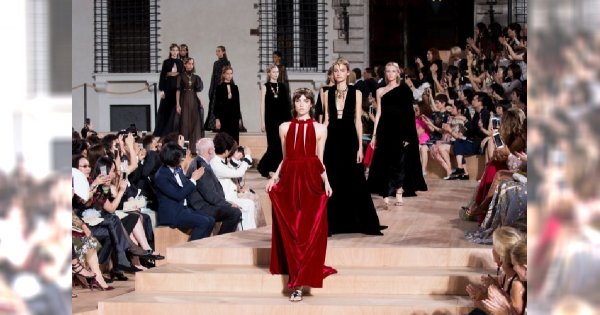 Valentino Haute Couture skopiowało Grę o Tron? Zobacz podobieństwa tych sukni!