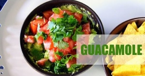 Pyszne guacamole z kolendrą i pomidorem
