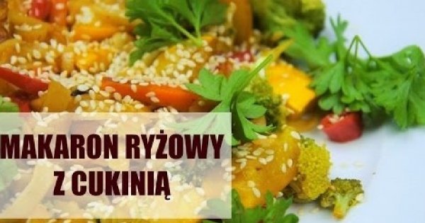 Makaron ryżowy z cukinią i sezamem