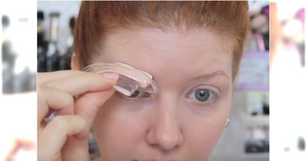 Brwi w stemplu - hit czy kit? Vlogerki testują nowy gadżet