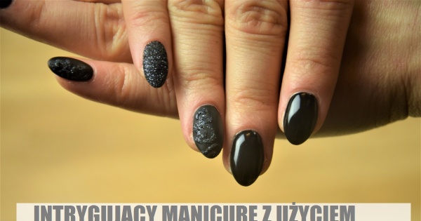 Wytworny czarny manicure - mat i czarny pyłek