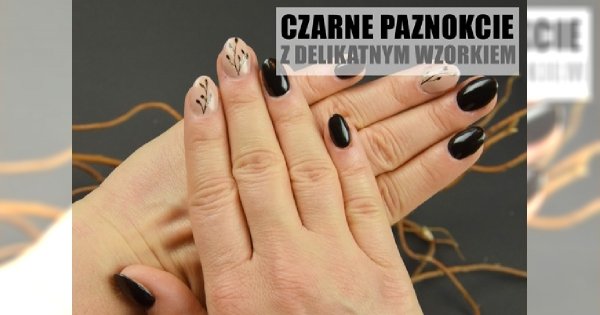 Czarny manicure z dodatkiem nude i letnim zdobieniem