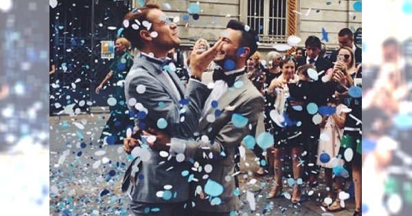 Michał Kwiatkowski wziął ślub ze swoim partnerem. Ale to przemowa jego młodszego brata wzruszy was do łez!