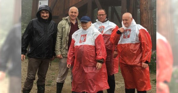 Jarosław Kaczyński został bohaterem memów! To wszystko przez tę pelerynę