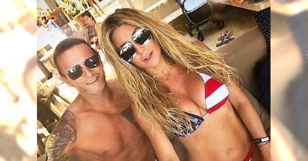 Małgorzata Rozenek w bikini wyleguje się na materacu z mężem. Fanka: Zostawi pani coś dla siebie? Odpowiedziała