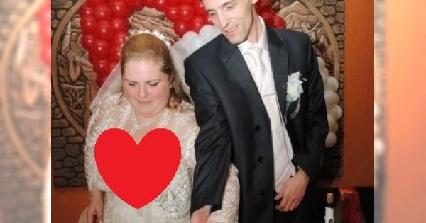 Z dekoltu tej panny młodej nabija się cały internet. I jak tu jej patrzeć w oczy...