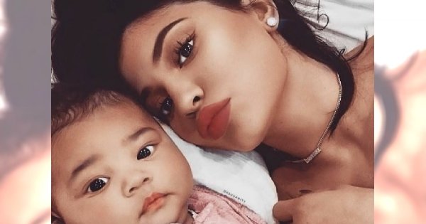 Tak Kylie Jenner upiększyła swoją 5-miesięczną córkę. Fani oburzeni: To za wcześnie!