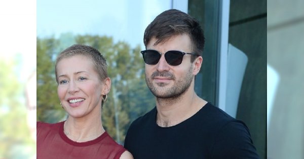 Katarzyna Warnke w jeżyku i bordowej sukience. Wygląda kobieco?