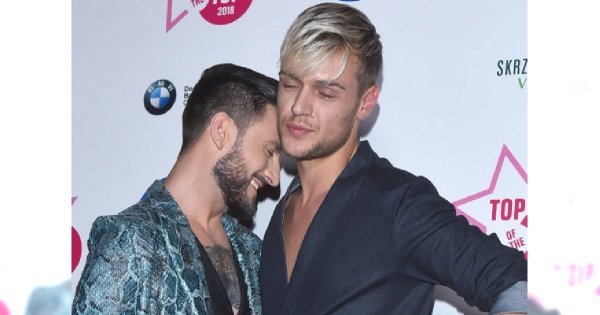 Michał Kwiatkowski i jego niedawno poślubiony mąż dają sobie całusy na ściance. "Z moją połową"