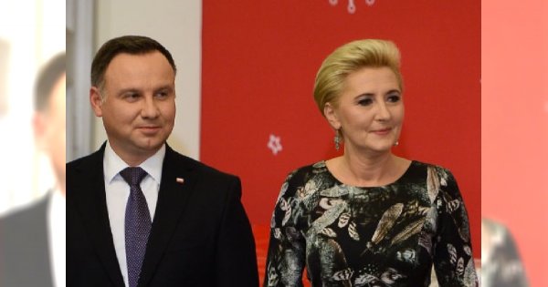Agata Duda założyła inny krój sukienki niż zazwyczaj. Efekt? Chyba nie o to jej chodziło