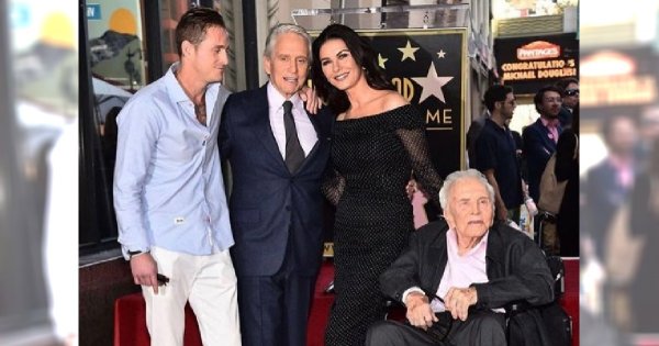 Michael Douglas i Catherine Zeta-Jones ze 102-letnim (!) Kirkiem Douglasem w Alei Sław! "Mój ojciec tu jest"