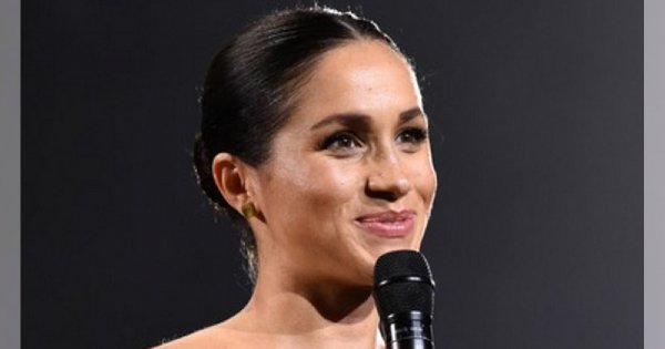Meghan Markle w zaawansowanej ciąży i obcisłej sukience, odkrywa ramiona na pokazie mody. Czy to przystoi księżnej?