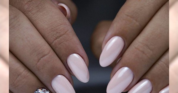 Perłowe paznokcie z eleganckimi zdobieniami - ten manicure jest hitem karnawału!