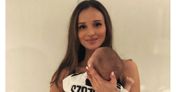 Marina pozuje W BIKINI i z Liamem na rękach! Fani: Ale jaka figura po ciąży, WOW!