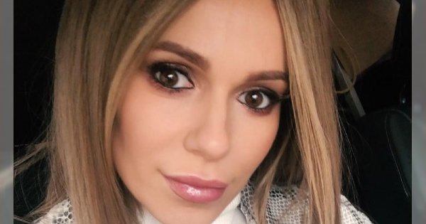 Świąteczna Doda pozuje przy choince. Ala tak wszyscy patrzą na jej strój. "Artyści nie mają wieku"