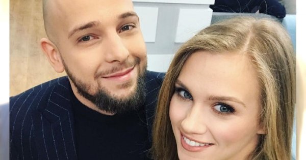 Agnieszka Kaczorowska pokazała ciążowy brzuszek w OPIĘTEJ SPÓDNICY! Już go widać!