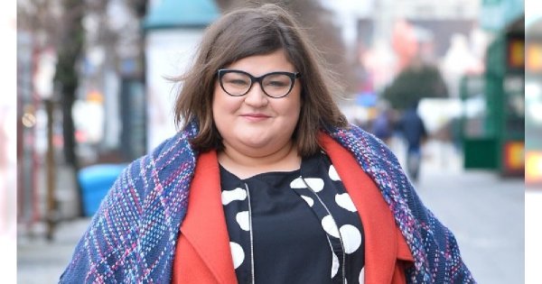 Dominika Gwit w czerwonym płaszczu wychodzi z TVN. "2018 rok był dla mnie piękny i łaskawy"