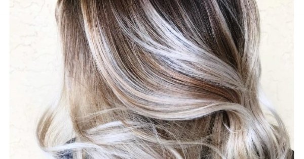 Nowy modny kolor włosów 2019: caramel macchiato. Trend dla wielbicielek kawowego balejażu!
