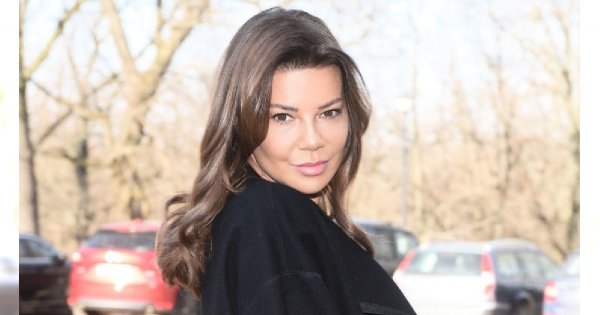 Edyta Górniak na konferencji "Agent-Gwiazdy" w skromnym płaszczyku, ale gdy go zdjęła... WOW!