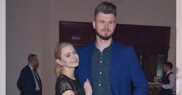 Julia Wróblewska z nowym chłopakiem na salonach. Internauci: Tatuś dla niej jest ten pan