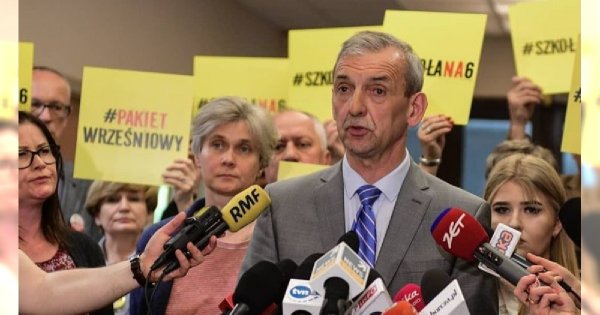 Nauczyciele ZAWIESZAJĄ STRAJK! "Panie premierze Morawiecki, dajemy panu czas do września. Oczekujemy od pana męskiej postawy"