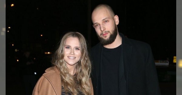 Agnieszka Kaczorowska w sukience w tygrysie pasy prezentuje ciążowy brzuszek! "Czuję się wspaniale, kobieco, seksownie!"