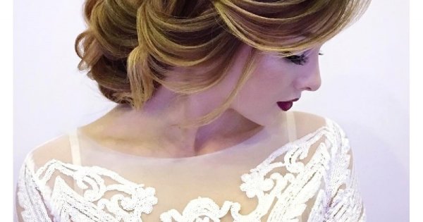 Dziwny trend we fryzurach ślubnych. Rosyjskie panny młode uwielbiają tak ułożone włosy. A co wy o tym myślicie?