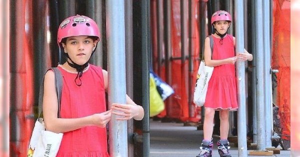 Suri Cruise pokazała, jak świetnie radzi sobie na rolkach, ale niektóre komentarze są okrutne: "Uczestniczysz w castingu do 'Głupi i głupszy?'"