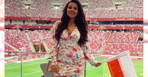 Sylwia Bomba pozuje na meczu. Fanki zjeżdżają wzrokiem na dół... "Co się stało z twoimi stopami?"