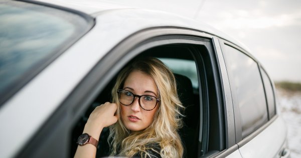 Kobiety lubią nowe, bezpieczne samochody – zobacz, ile dzięki temu oszczędzają w OC!