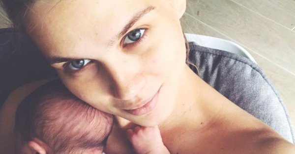 Agnieszka Kaczorowska jest dumna ze swojej 4-miesięcznej córki, ponieważ umie pozować do selfie: ,,Robiąc sobie i jej zdjęcie w postaci selfie, spojrzała w aparat"