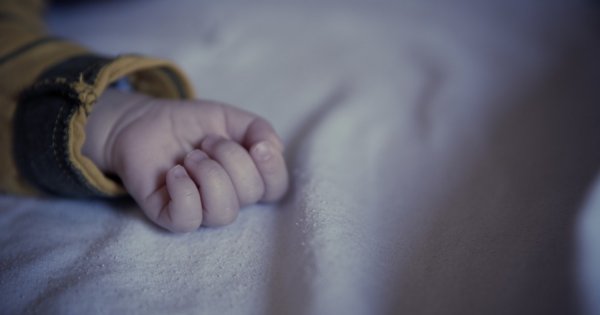 Mama porzuciła dziecko na działce w reklamówce. Los ,,sopelka" doprowadza do łez opinię publiczną i wstrząsnął całą Polską