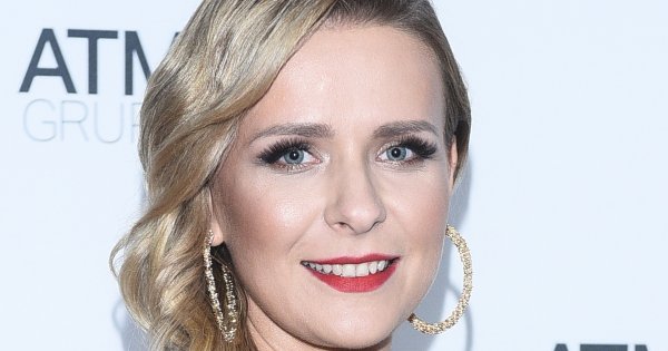 Aneta Zając w kreacji, jak w kurtynie ze szkolnego przedstawienia. Internauci: ,,To trochę szlafrokiem zawiewa"