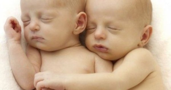 Dziecko, które umierało został położone obok siostry. Nagle je obejmuje i dzieje się cud