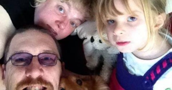 Mama powiedziała, dlaczego wysłała kwiaty na pogrzeb swojego męża-zabójcy, który utopił ich sześcioletnią córkę, a następnie odebrał sobie życie