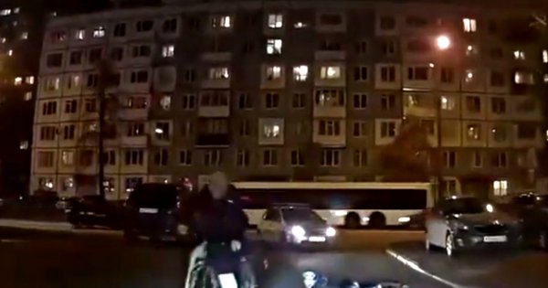 Mama przywiązała swoje dziecko sznurem do roweru, aby za nią nadążało. Mogło zginąć, internauci żądają odebrania praw rodzicielskich