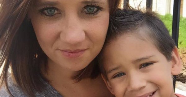 Mama udawała mężczyznę i poszła z synem do szkoły. Powód rozrywa serce