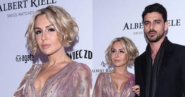 Blanka Lipińska pozuje ze swoim Massimo. Rozcięcie w sukni ledwo zakrywało jej pupę