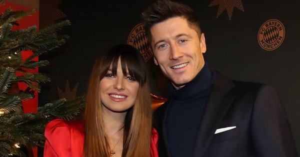 Anna Lewandowska w czerwonej mini na imprezie gwiazdkowej Bayernu. Fani zachwyceni: W końcu widać brzuszek!