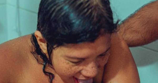 Mama po porodzie liże noworodka. Fotografia budzi kontrowersje na całym świecie