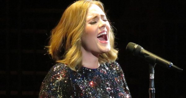Bardzo szczupła Adele pozuje w mini, podkreślając chude nogi. Fani: "SZOK! Jak modelka!"