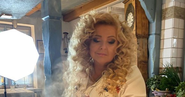 Rozpromieniona Magda Gessler pozuje w ogrodzie. Fani są zachwyceni jej nową figurą