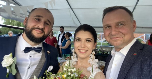 Spontaniczna wizyta Andrzeja Dudy na weselu. Zazdrościcie młodym takiego niespodziewanego gościa?